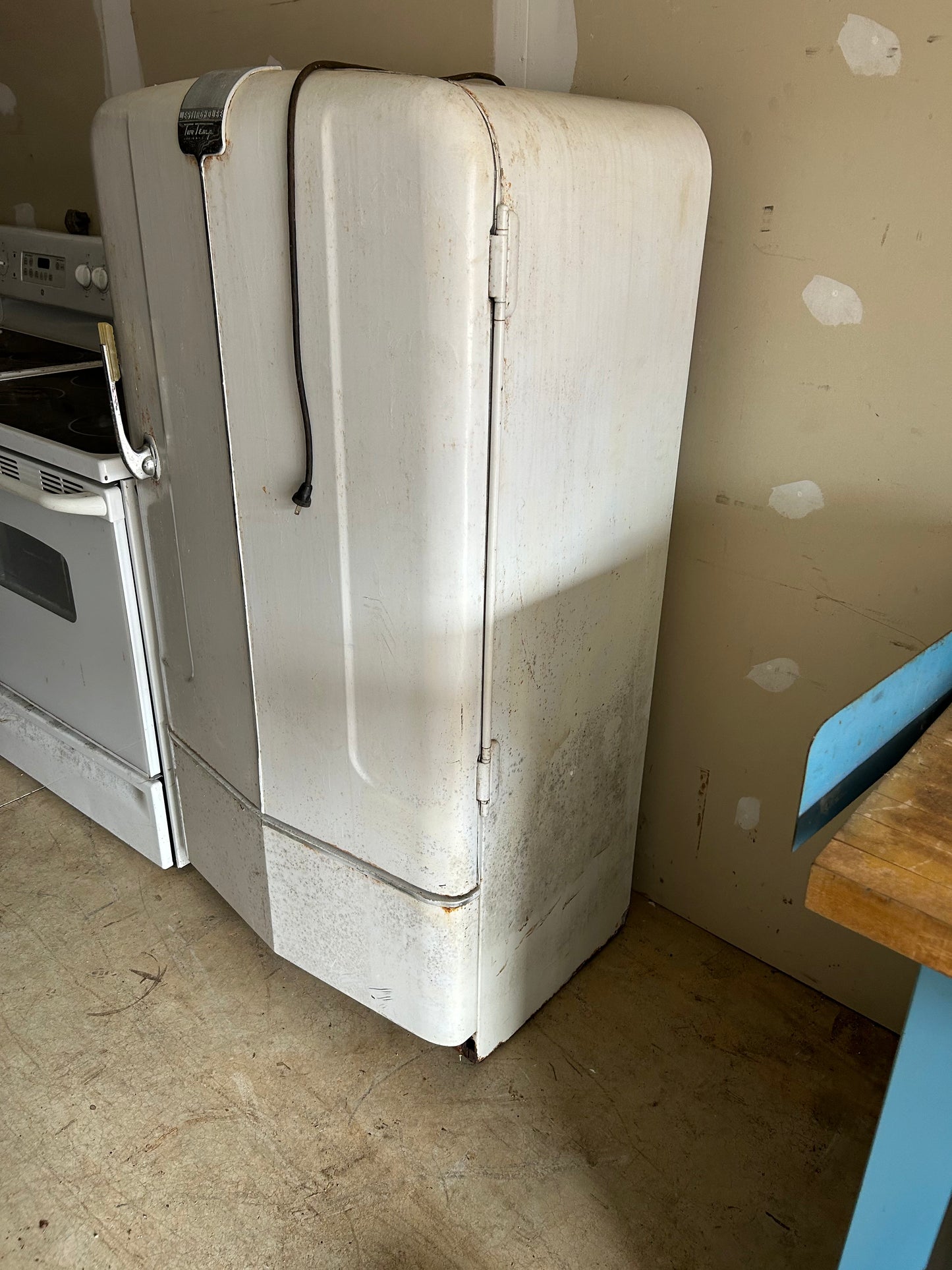 Vintage Refrigerator Freezer Westinghouse 1940-50's Gets Power